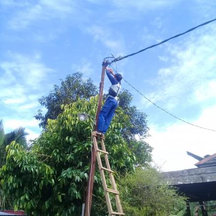 Pemasangan Lampu Penerangan Jalan Pemukiman Warga Desa Bawahan Pasar Kec. Mataraman. 